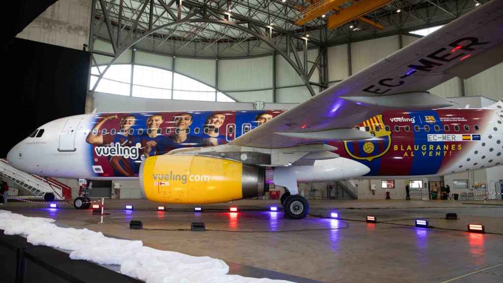 El fuselaje azulgrana del nuevo avión del Barça Femenino