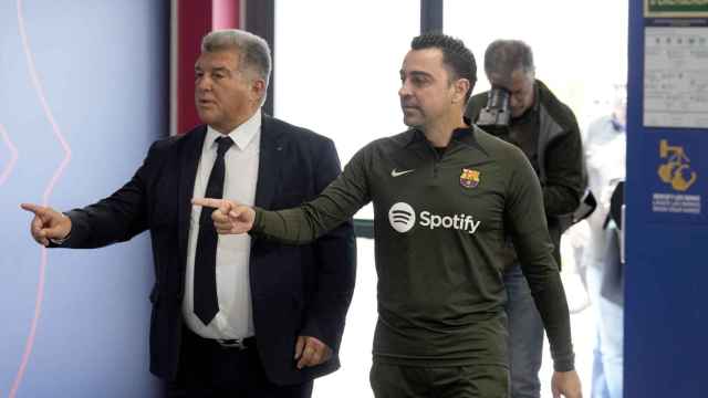 Joan Laporta y Xavi Hernández, antes de una rueda de prensa en la Ciutat Esportiva