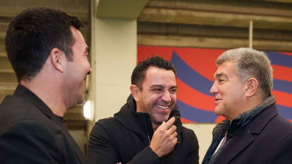 Xavi conversa con Laporta, en compañía de Deco y Rafa Yuste