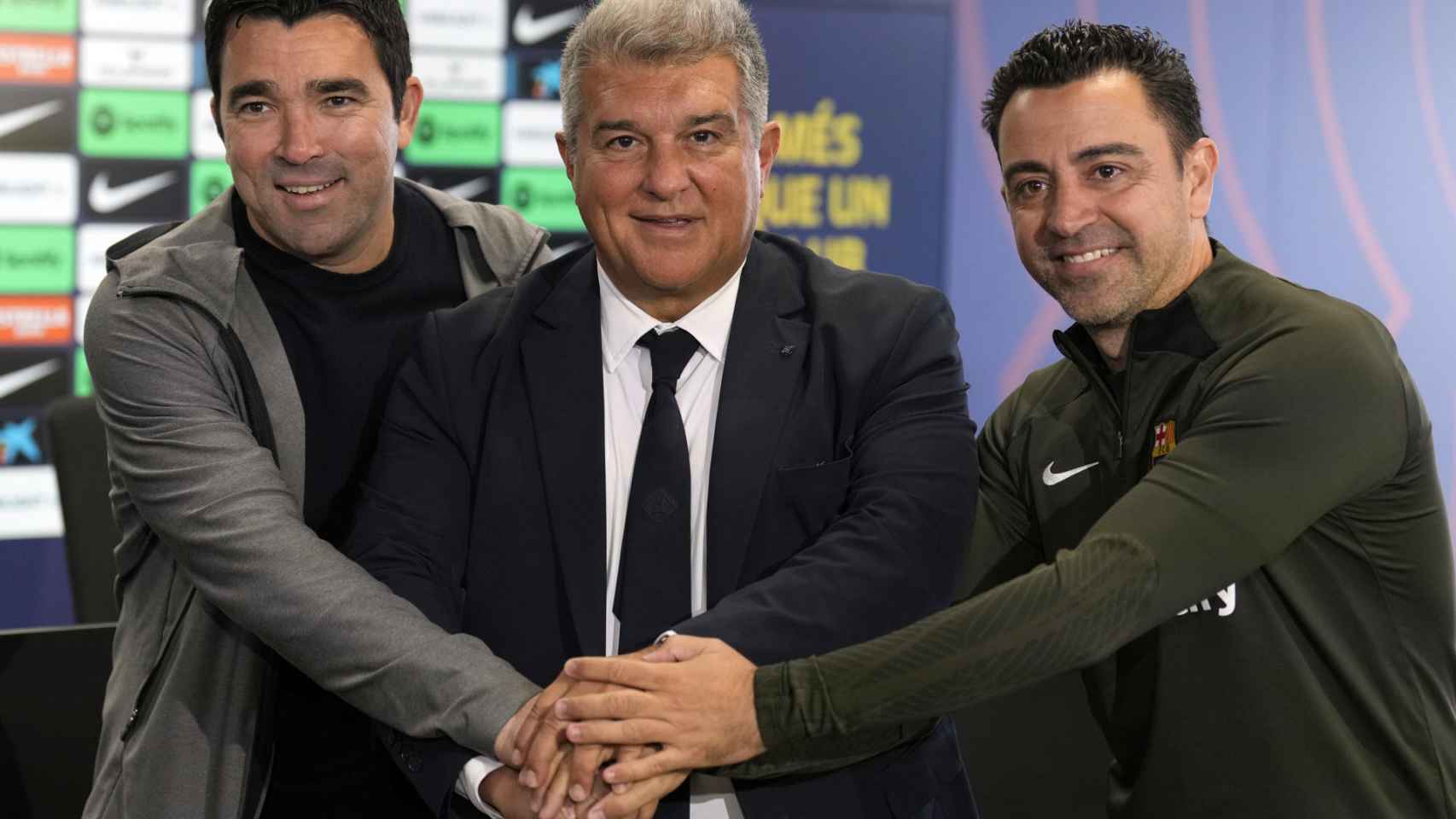 Deco, Laporta y Xavi celebran la continuidad del técnico