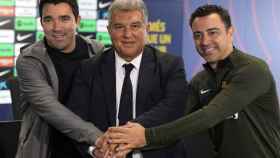 Deco, Joan Laporta y Xavi Hernández rubrican la continuidad del entrenador hasta 2025