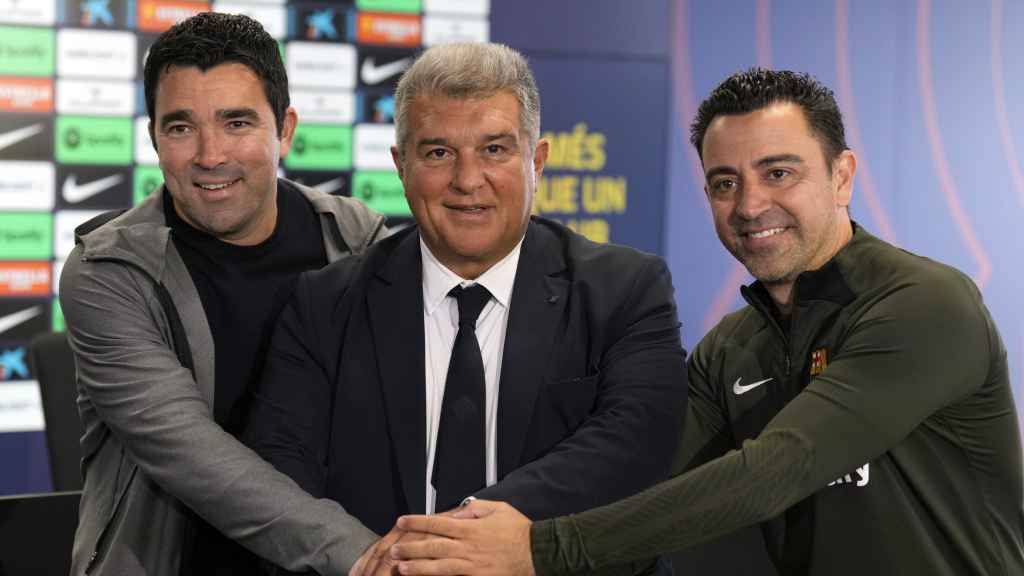 Deco, Joan Laporta y Xavi Hernández rubrican la continuidad del entrenador hasta 2025