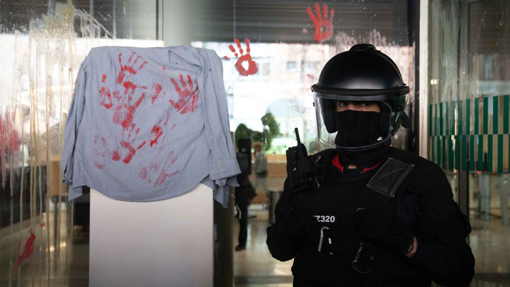 Manifestantes manchan con las manos de color rojo el cristal de la conselleria de Justicia durante una concentración convocada por sindicatos por la muerte de una trabajadora de la cárcel de Mas d'Enric en Tarragona a manos de un preso, frente a la conselleria de Justicia, a 14 de marzo de 2024, en Barcelona