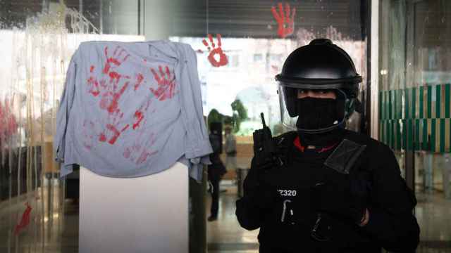Manifestantes manchan con las manos de color rojo el cristal de la Conselleria de Justicia durante una concentración por el asesinato de una trabajadora de la cárcel de Mas d'Enric (Tarragona) a manos de un preso, a 14 de marzo de 2024, en Barcelona