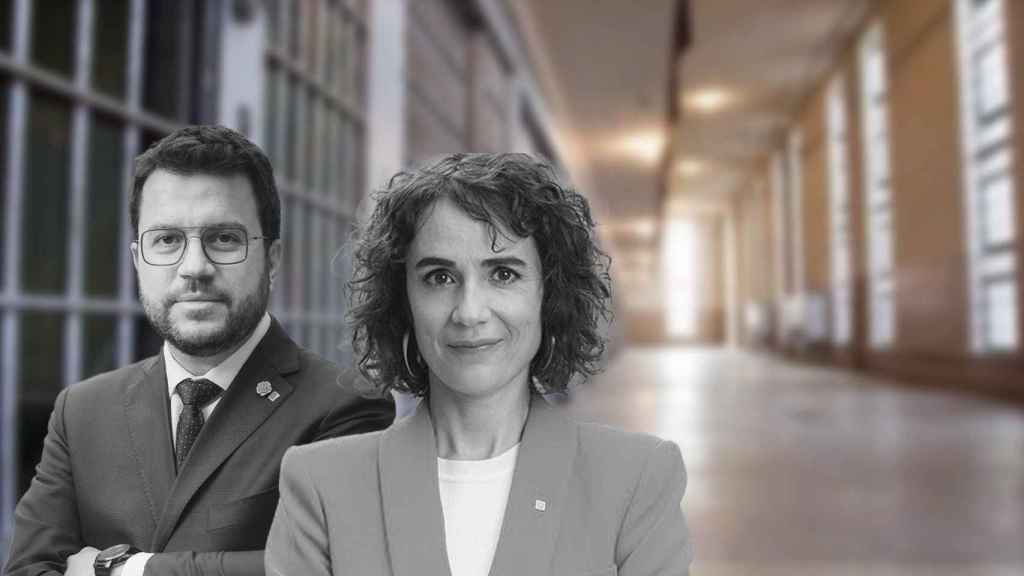 El 'president' de la Generalitat, Pere Aragonès, y la 'consellera' de Justicia, Gemma Ubasart en un montaje sobre el pasillo de una prisión