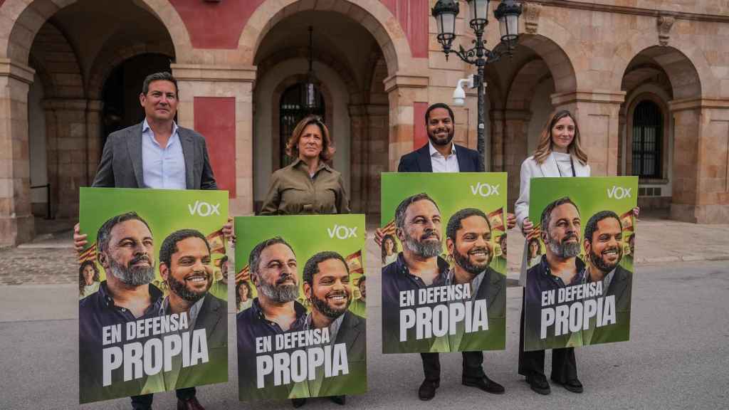 Garriga junto a otros miembros de Vox ante el Parlament