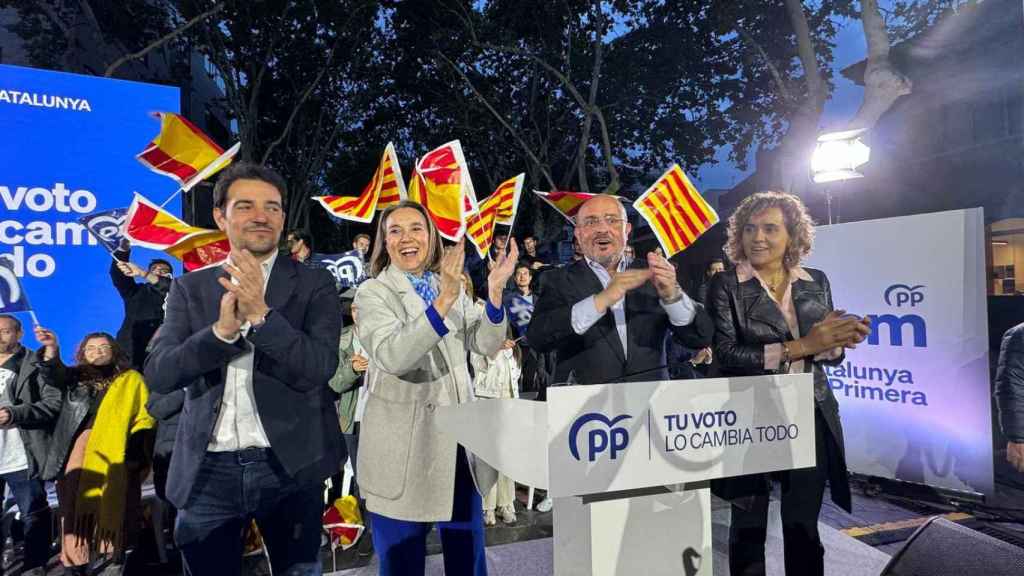 El alcalde de Castelldefels, Manu Reyes; la secretaria general del PP, Cuca Gamarra; el candidato del PP al 12M, Alejandro Fernández, y la eurodiputada y presidenta de campaña del PP para las elecciones catalanas, Dolors Montserrat