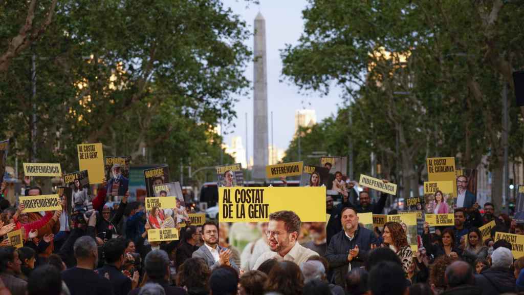El presidente de la Generalitat y candidato a la reelección, Pere Aragonès (c-i), y el presidente de Esquerra, Oriol Junqueras (c-d), durante el acto de inicio de campaña electoral de ERC, este jueves en Barcelona