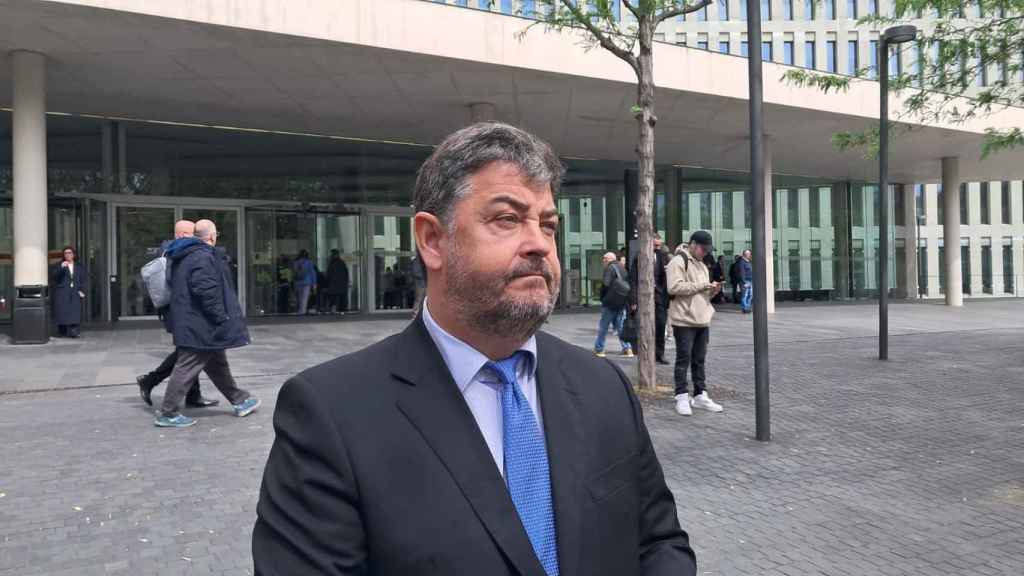 El abogado Daniel Vosseler frente a la Ciudad de Justicia de Barcelona
