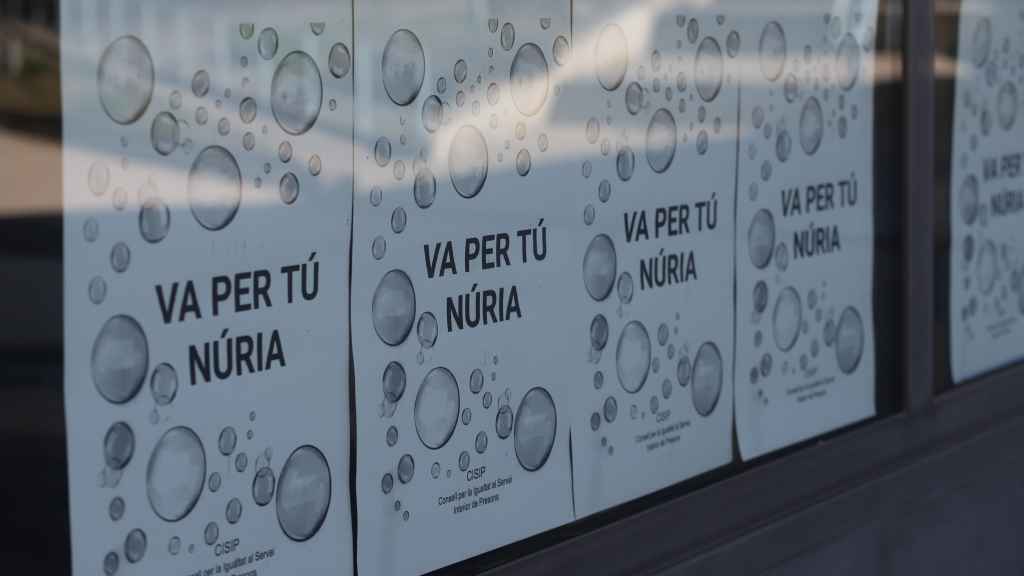 Carteles por la muerte de la cocinera en la prisión de Mas d'Enric en Tarragona, en el Centro Penitenciario Brians 2, a 4 de abril de 2024