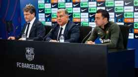 Xavi, Laporta y Alex Santos en rueda de prensa
