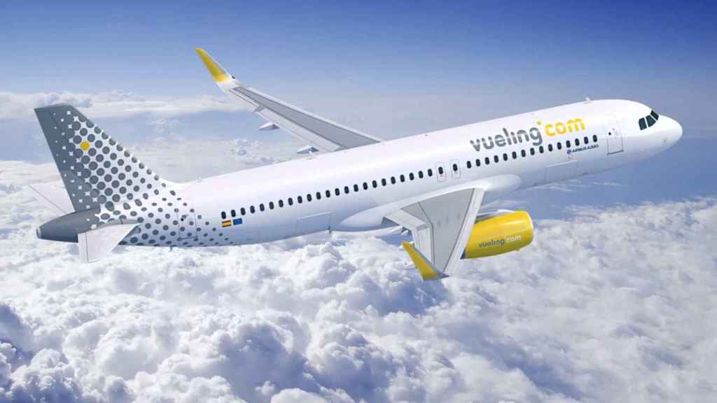 Un avión de Vueling sobrevuela un banco de nubes