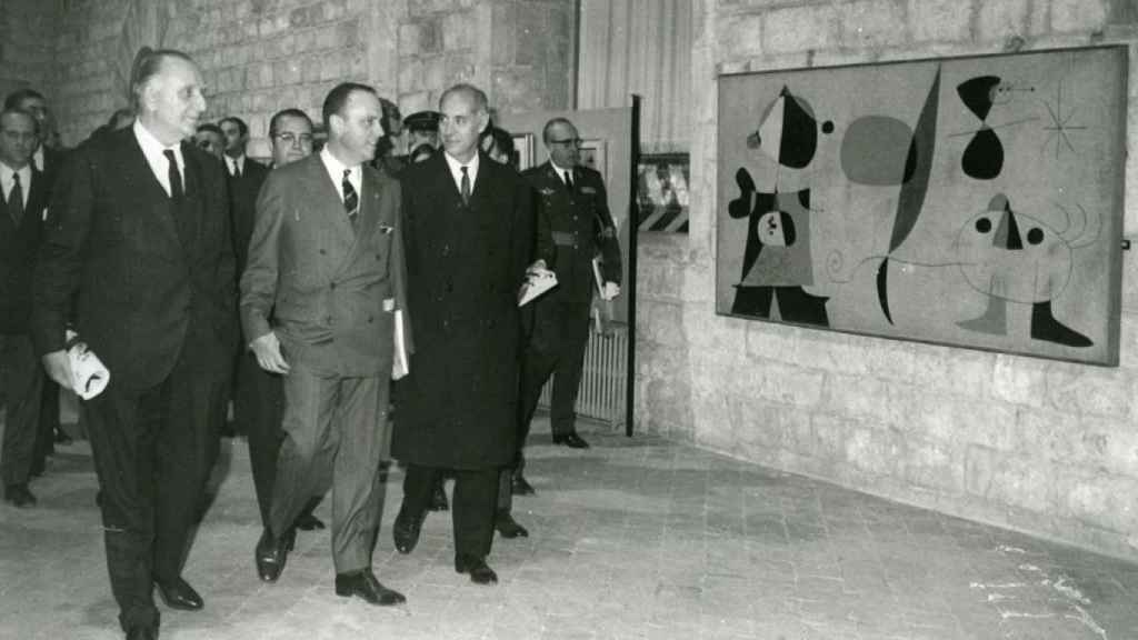 El alcalde Porcioles , el ministro Manuel Fraga y López Rodó en la inauguración de una exposición de Joan Miró (1968)