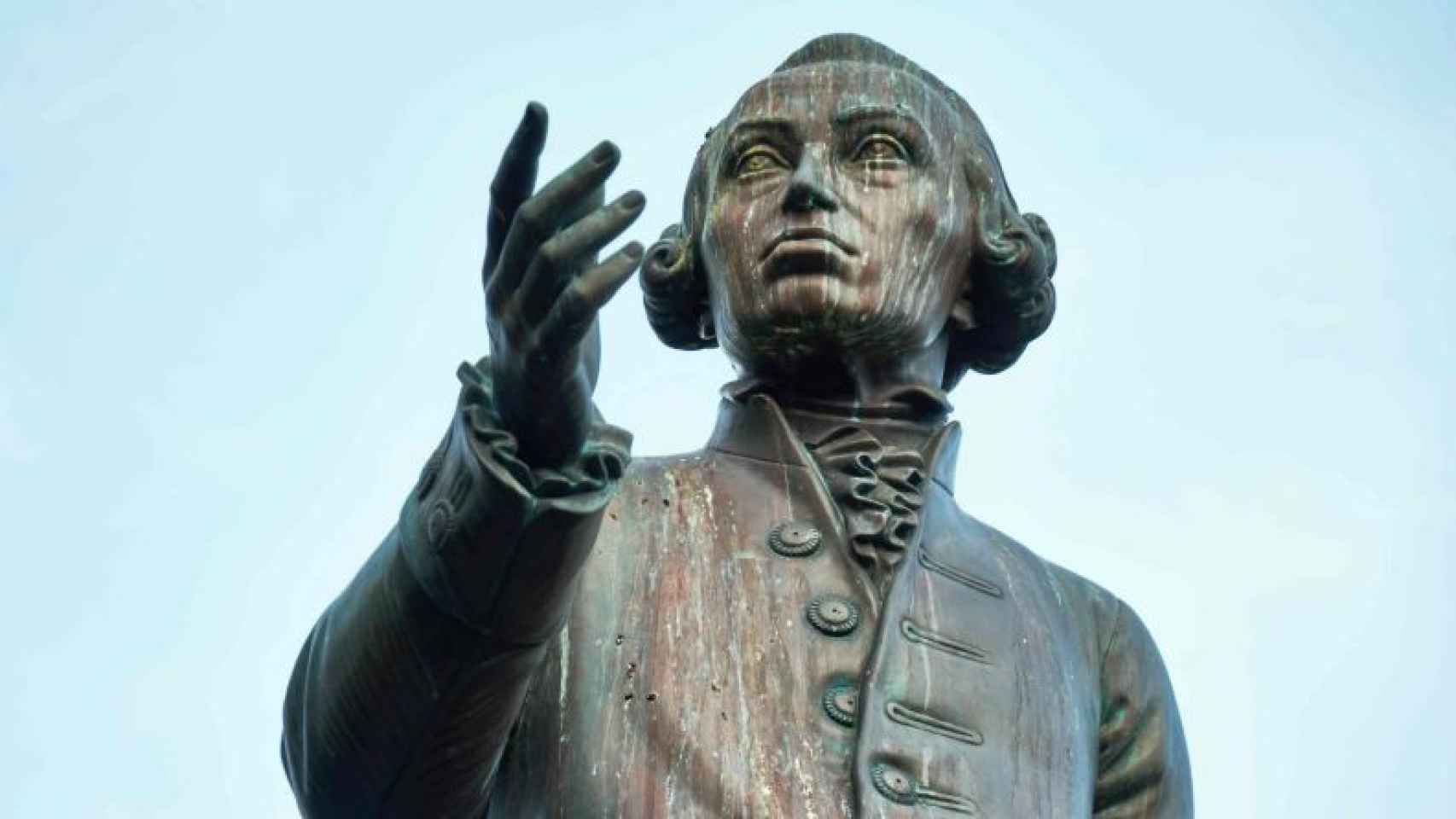 Estatua de Kant frente a la Universidad de Kaliningrado