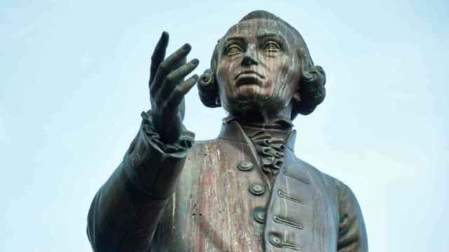 Estatua de Kant frente a la Universidad de Kaliningrado