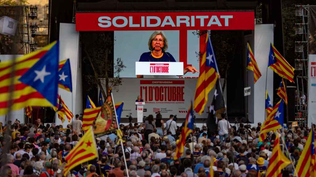 La presidenta de la ANC, Dolors Feliu, interviene en el acto unitario por el sexto aniversario del 1-O en la plaza Catalunya de Barcelona.