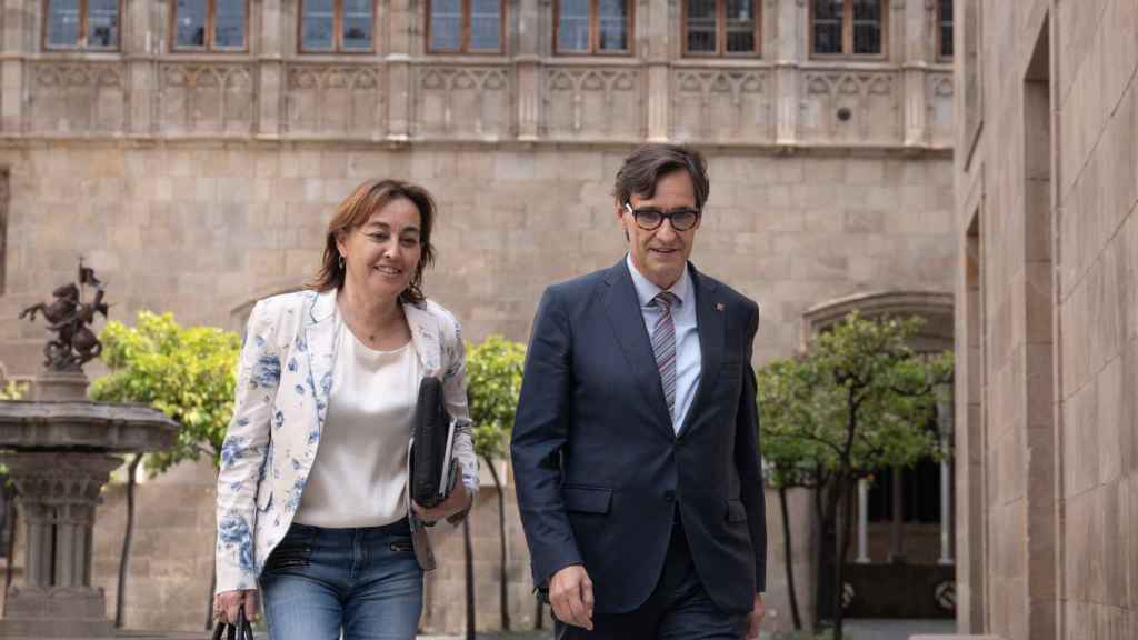 La candidata socialista por Girona, Silvia Paneque, y el líder del PSC, Salvador Illa