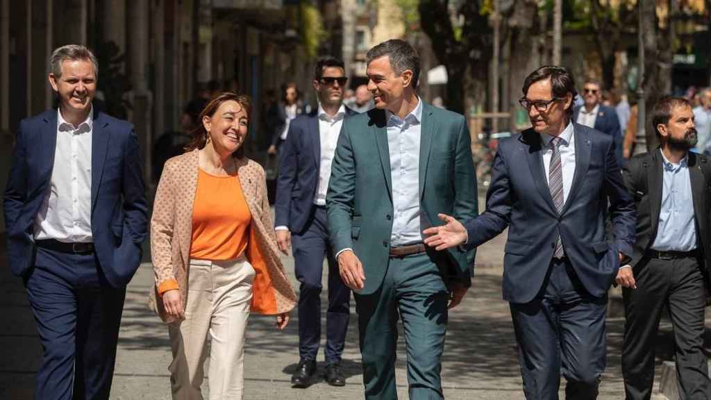 El ministro José Manuel Miñones, la diputada del PSC por Girona Sílvia Paneque, el presidente Pedro Sánchez y el líder del PSC Salvador Illa, en Girona.