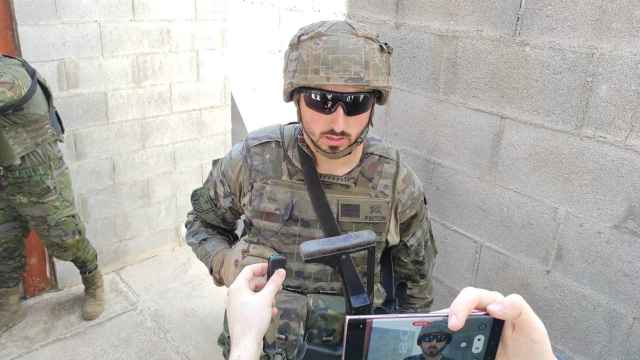 Un periodista entrevista a un soldado del Ejército de Tierra durante el curso