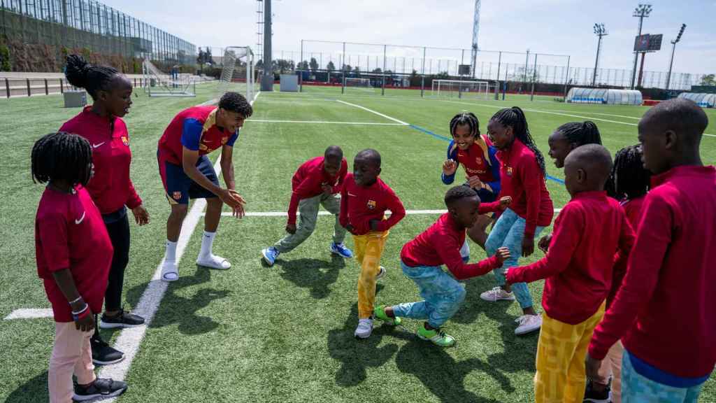 Lamine Yamal y Jules Koundé comparten con el grupo Masaka Kids en la Ciutat Esportiva