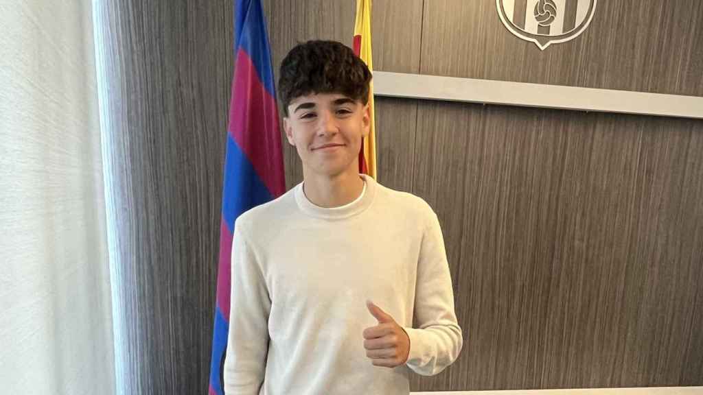 Nil Teixidor, en la renovación de su contrato con el Barça