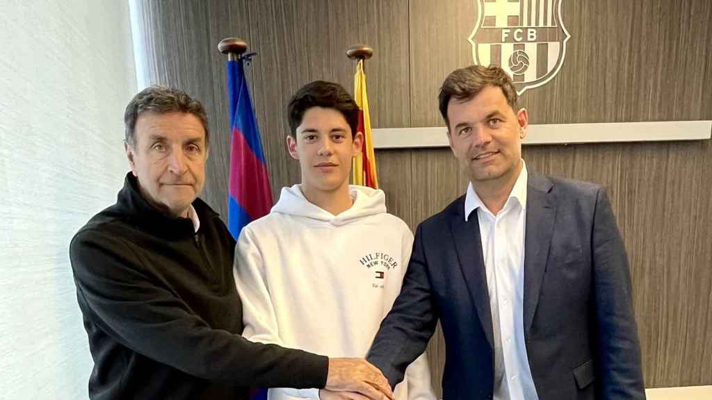 Álex Campos, junto a Alexanko y Joan Soler, en la renovación de su contrato con el Barça