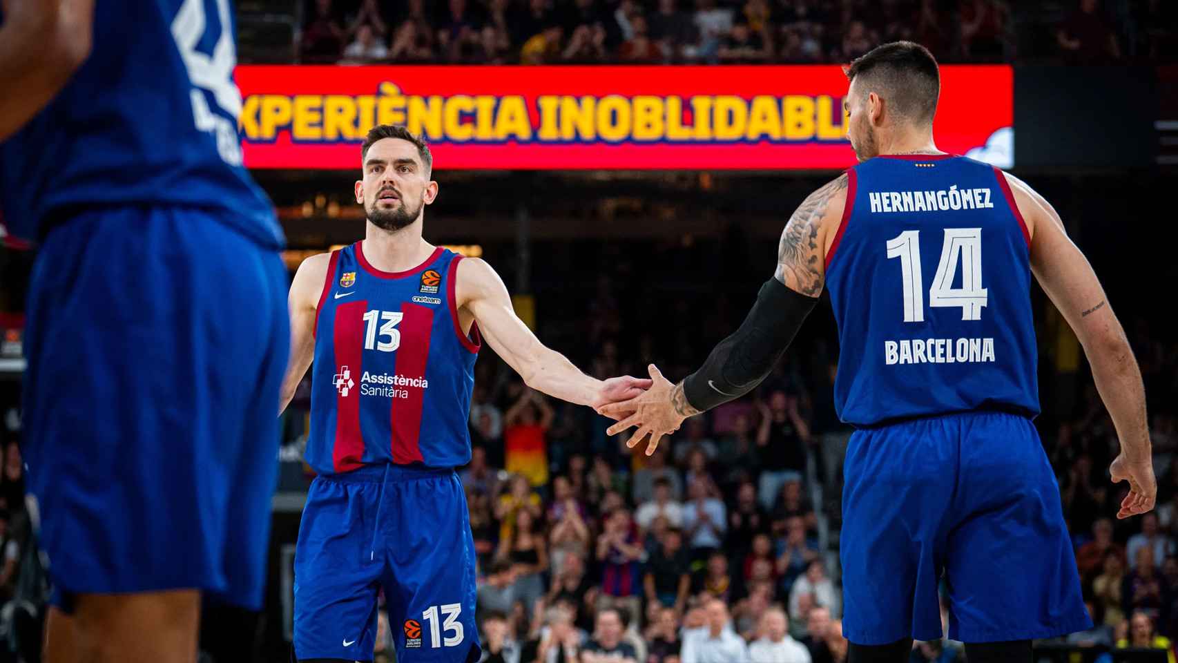 El saludo entre Satoransky y Willy, durante un partido del Barça de basket en la Euroliga