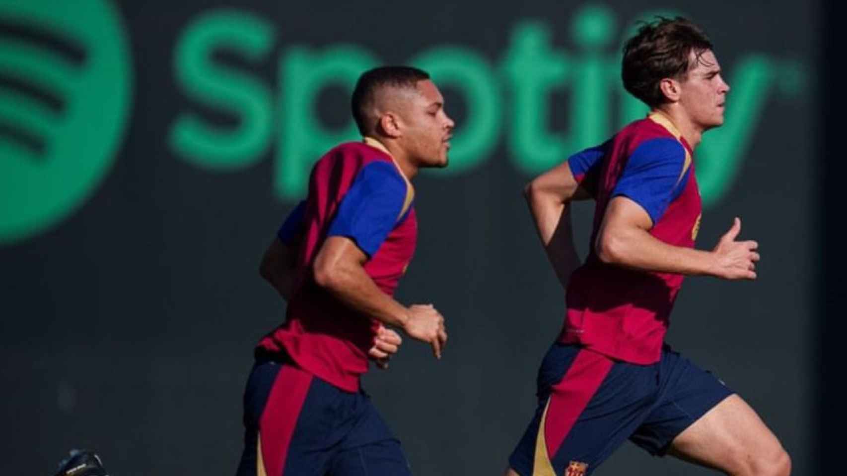 Vitor Roque y Marc Guiu, en un entrenamiento del Barça