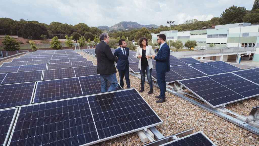 El presidente de la Generalitat, Pere Aragonès, y la exconsellera de Acción Climática, Teresa Jordà, visitan las placas fotovoltaicas del instituo de Vacarisses