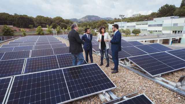 El presidente de la Generalitat, Pere Aragonès, y la exconsellera de Acción Climática, Teresa Jordà, visitan las placas fotovoltaicas del instituto de Vacarisses