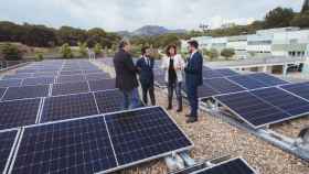 El presidente de la Generalitat, Pere Aragonès, y la exconsellera de Acción Climática, Teresa Jordà, visitan las placas fotovoltaicas del instituto de Vacarisses