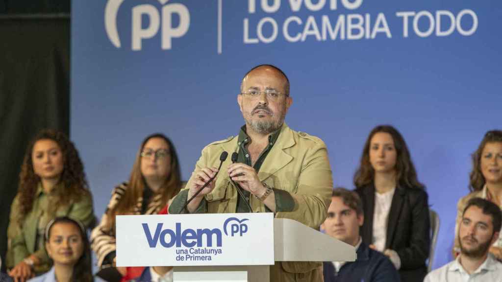 El candidato del partido a la Generalitat, Alejandro Fernández , interviene en un mitin del PP este domingo en Lleida.