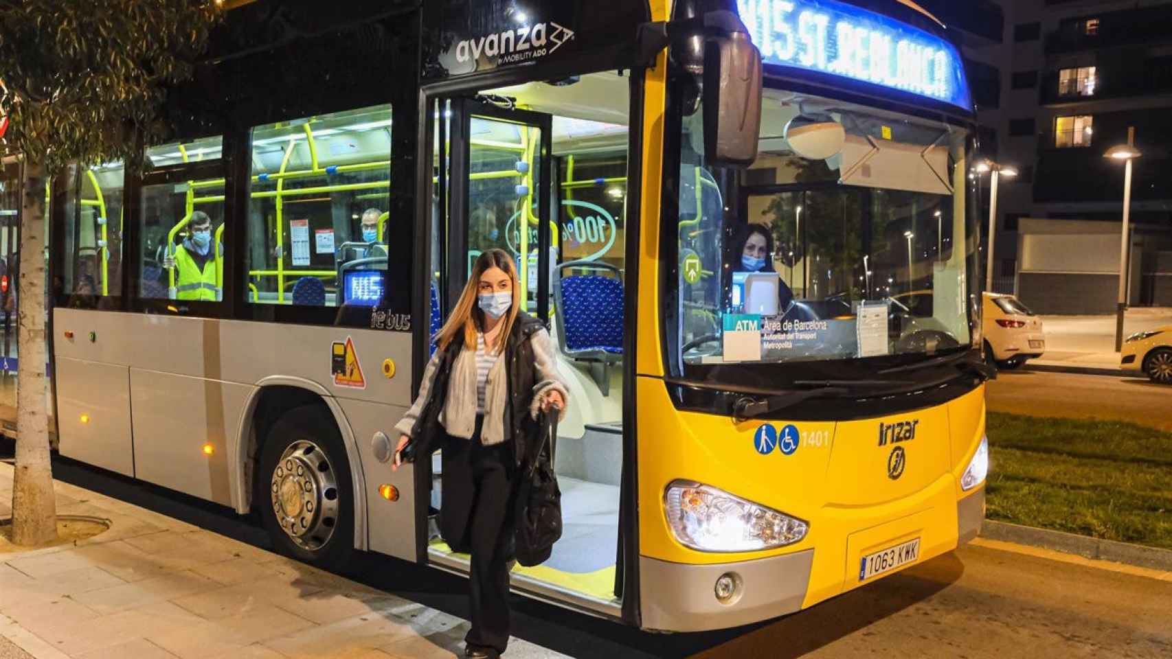 Imagen de una pasajera bajando de un bus del NItBus de Barcelona