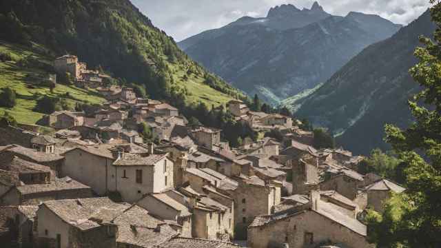 Recreación de un pueblo medieval de montaña | CANVA