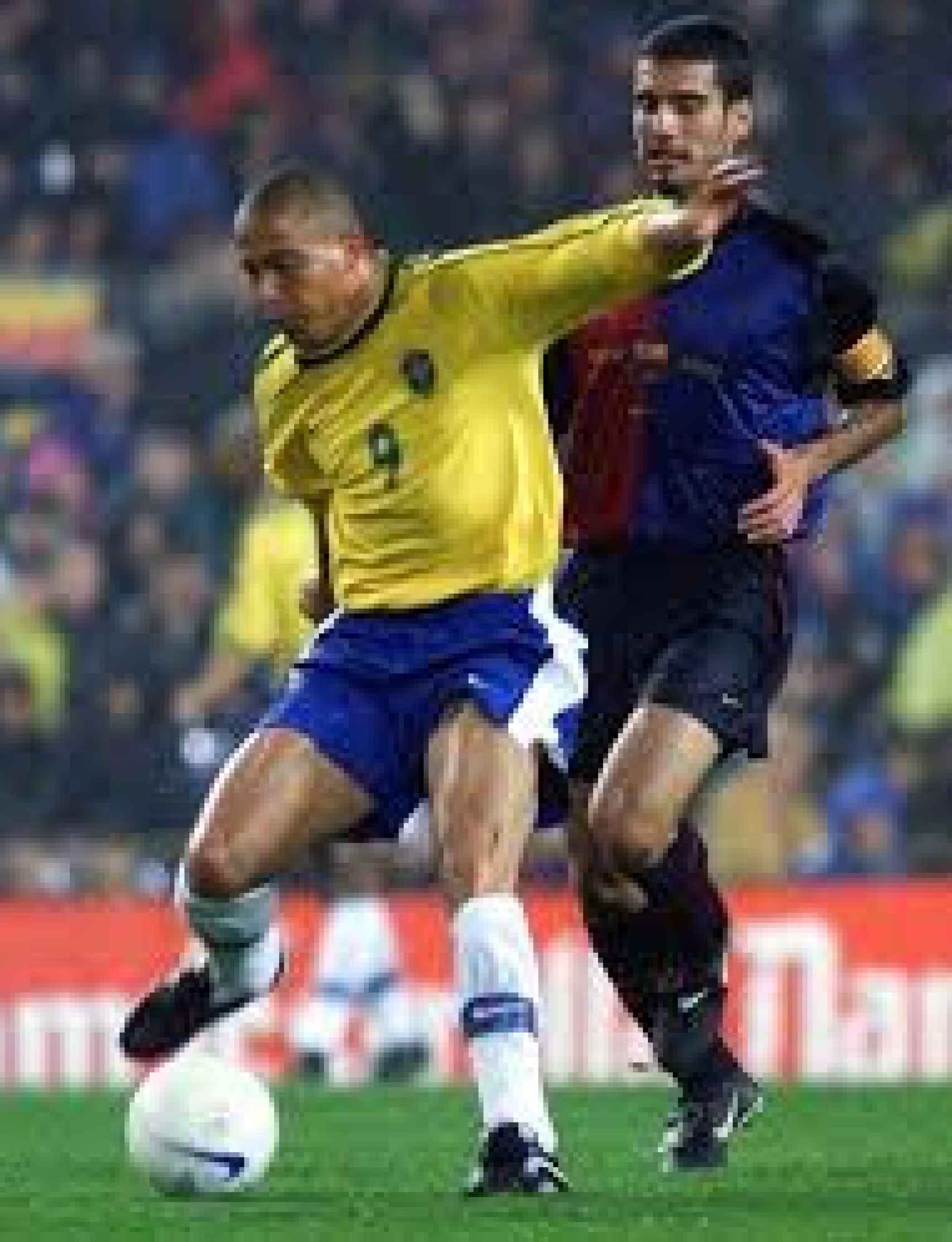 Guardiola defendiendo a Ronaldo, en el amistoso Barça-Brasil