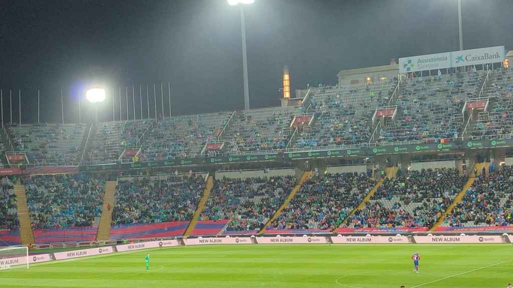 La grada del Estadi Olímpic de Montjuïc, durante el Barça-Valencia