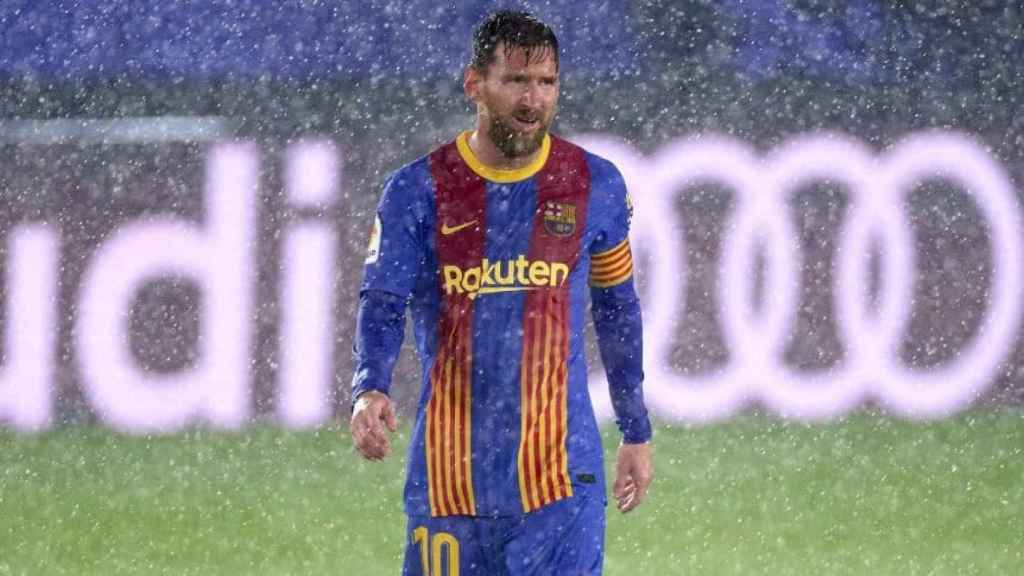 Messi bajo la lluvia en el estadio Alfredo di Stéfano