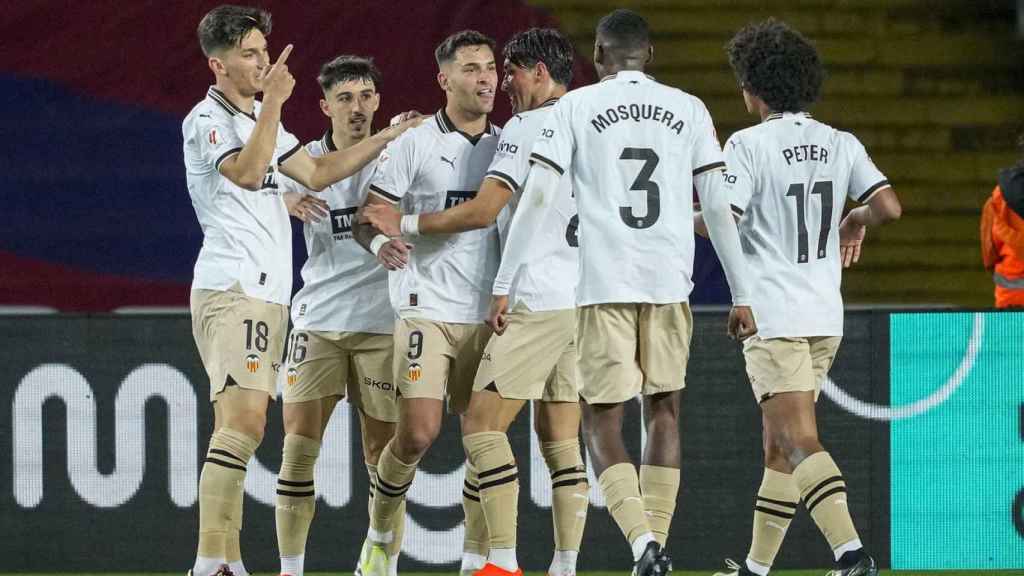Los futbolistas del Valencia celebran su primer gol