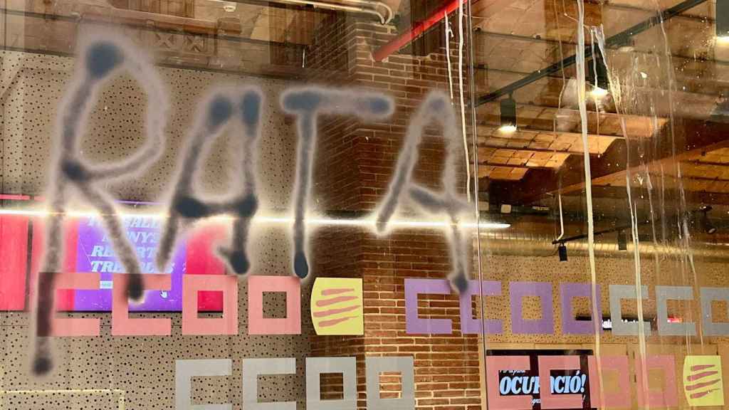 La sede de CCOO en la Via Laietana de Barcelona, vandalizada durante la madrugada de este lunes