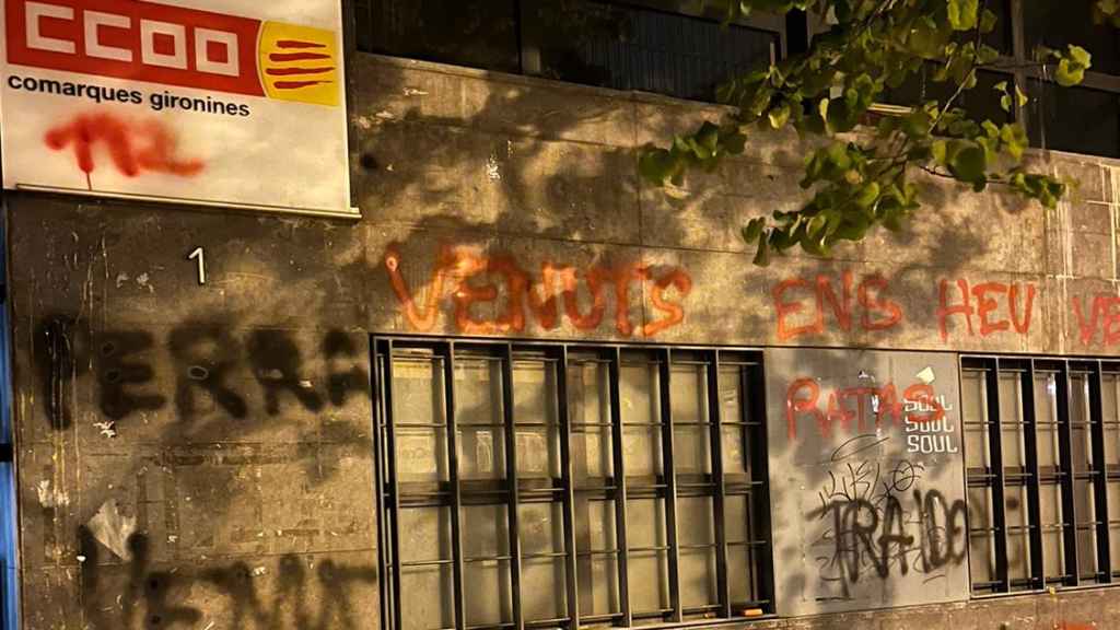 Sede de CCOO en Girona, que este lunes ha amanecido con pintadas contra el pacto alcanzado entre sindicatos y la Consejería de Justicia