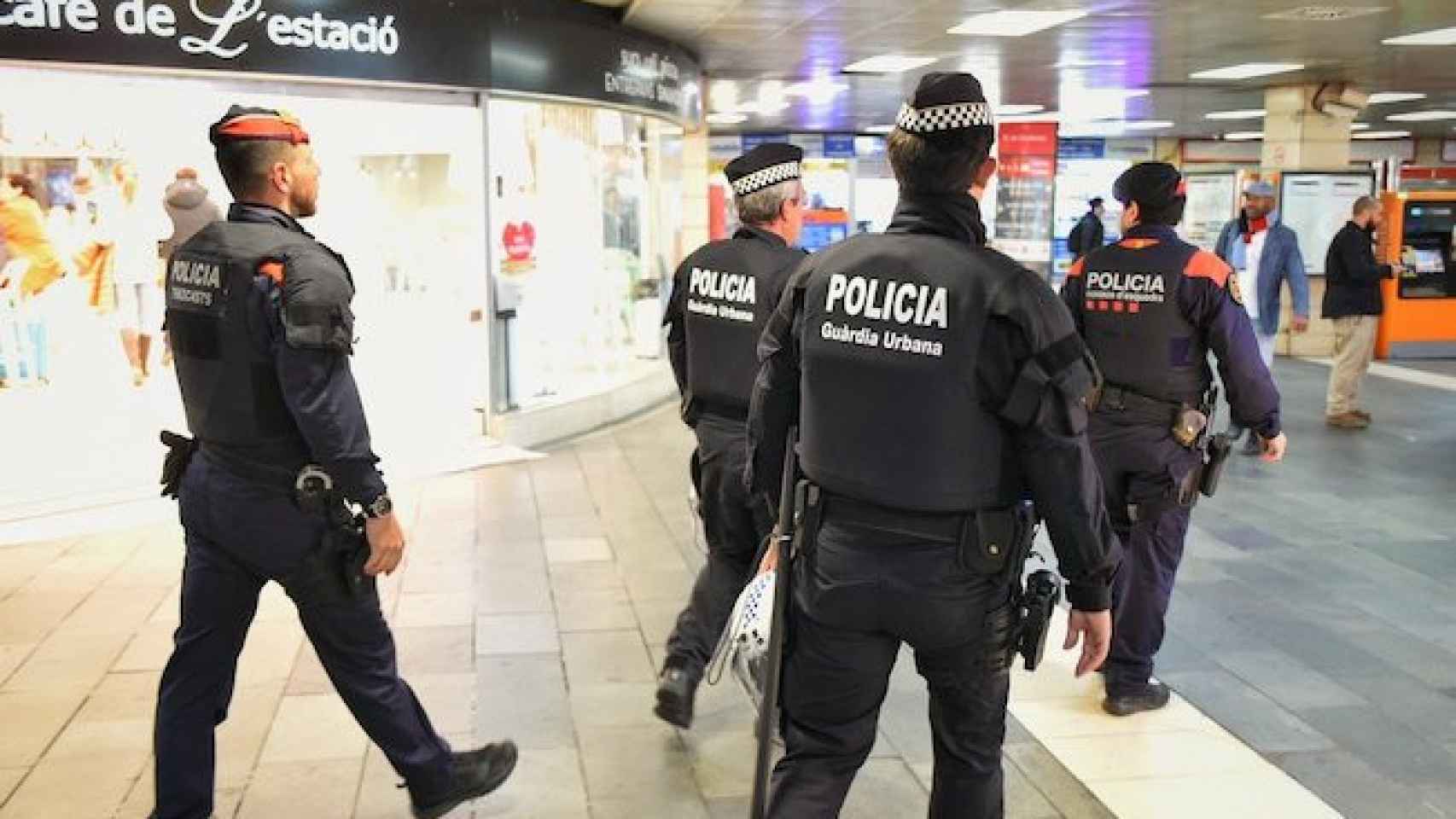 Agentes de la Brigada Móvil y de la UREP de la Guardia Urbana de Barcelona