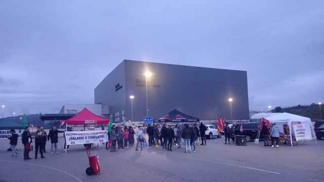 Piquetes ante el centro logístico de Bershka durante las primeras horas de la huelga