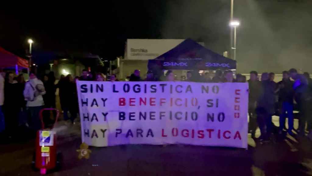 Pancarta expuesta por los huelguistas frente al centro logístico de Bershka