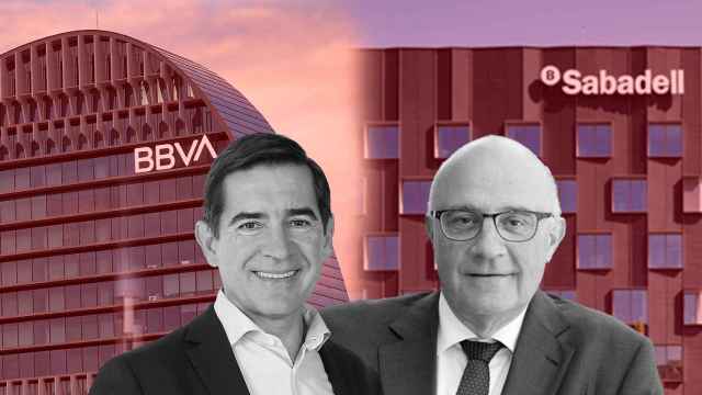 El presidente de BBVA, Carlos Torres (i), y su homólogo en Banco Sabadell, Josep Oliu (d)