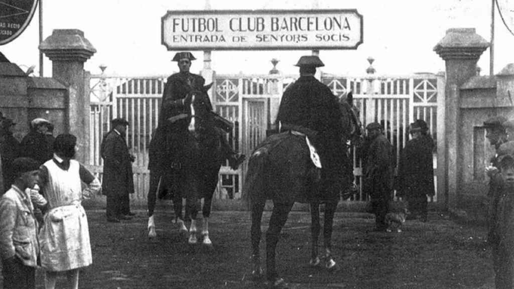 Exteriores del estadio de Les Corts el día del pitido al himno español