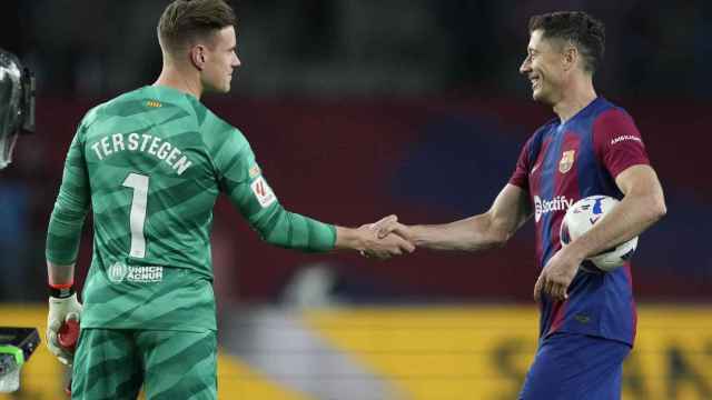 Ter Stegen felicita a Lewandowski al acabar el partido.