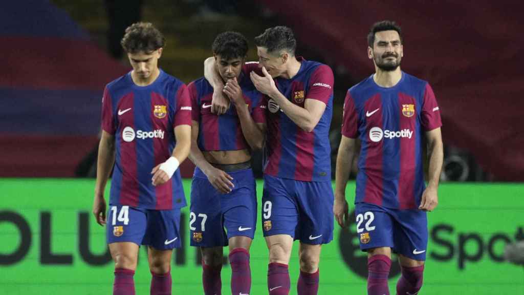 Lewandowski conversa con Lamine Yamal durante la victoria del Barça contra el Valencia