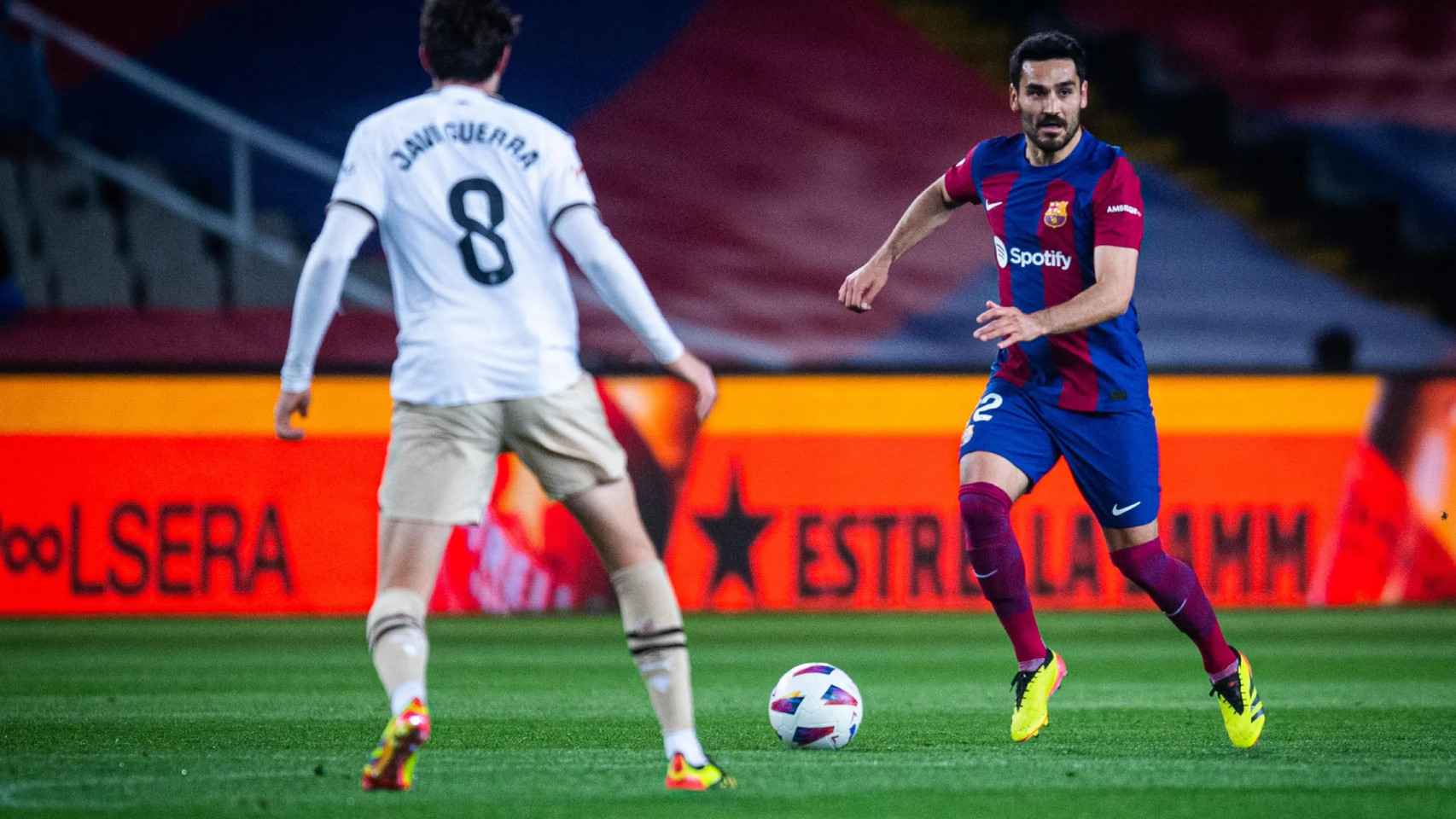 Gundogan comanda una jugada del Barça contra el Valencia