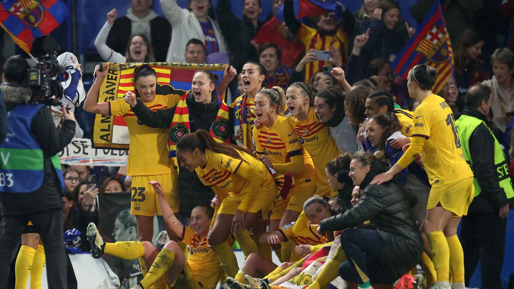 El Barça Femenino celebrando la remontada contra el Chelsea en semifinales de la Champions