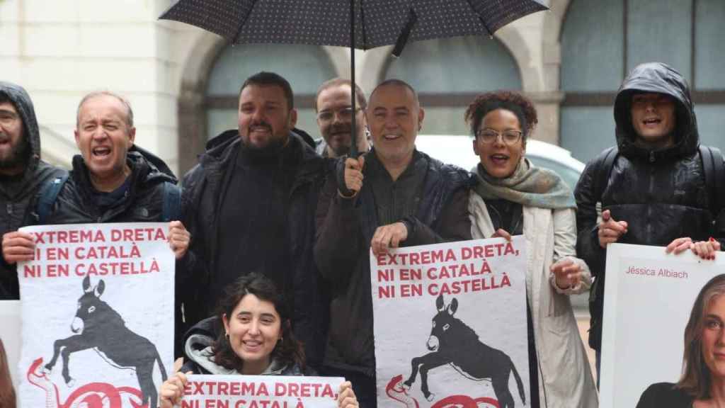 Dirigentes de los comunes en una pegada de carteles contra la extrema derecha en Ripoll